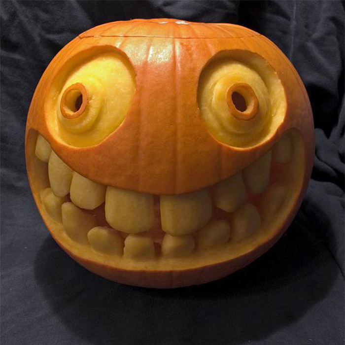 big-smiley-face-with-teeth-pumpkin 700x700
