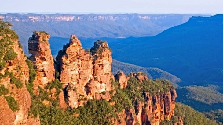 Lookouts In Sydney - Echo Point lookout Blue Mountains.