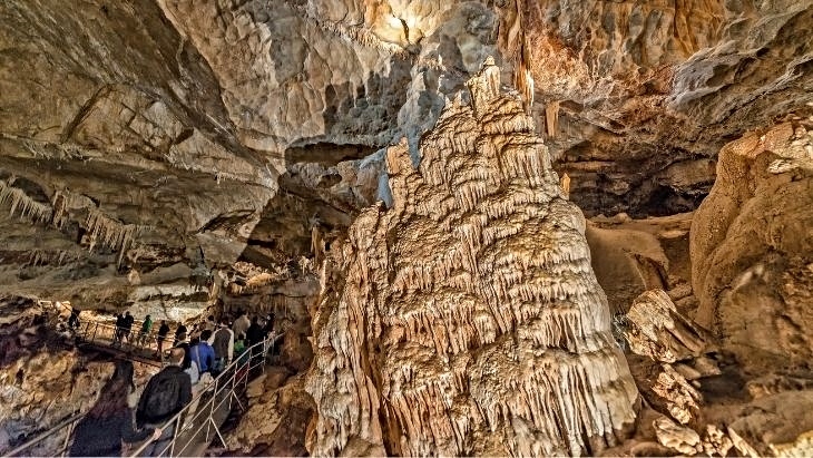 Jenolan Caves one of the 10 Best Things To Do With Kids In Bathurst