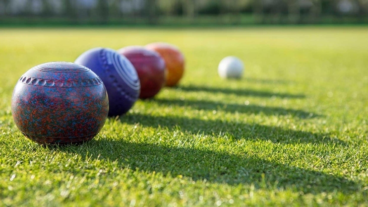 Lawn bowls balls