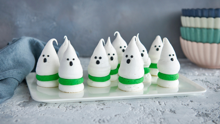 Spooky meringues