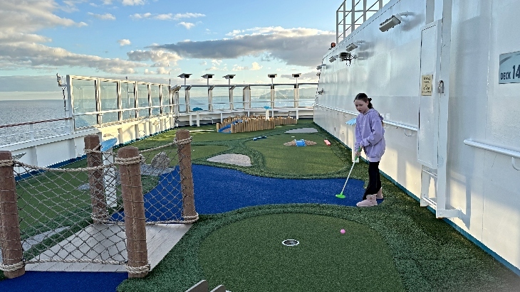 mini golf on Carnival Splendour