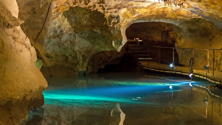 The Pool of Cerberus Cave inside Jenolan Caves
