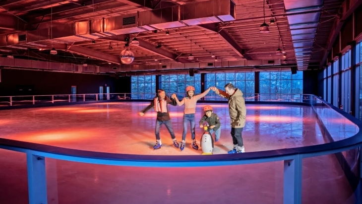 Family ice skating in Blue Mountains