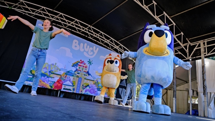 Bluey and Bingo performing on stage