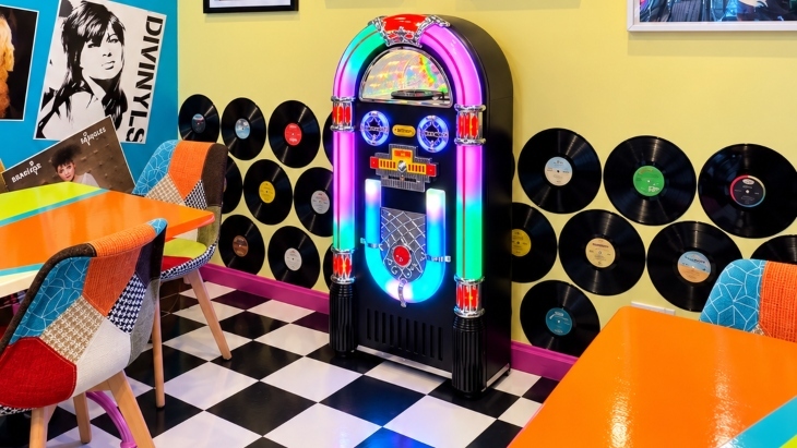 Jukebox at High on the 80s Cafe