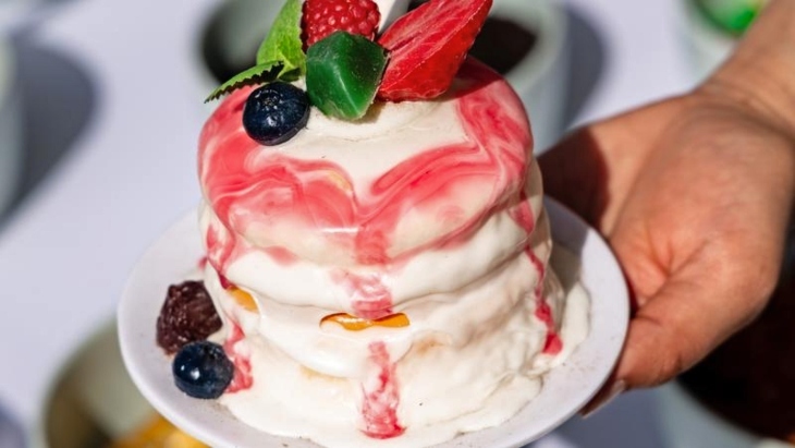 Soufflé pancakes with cream and berries