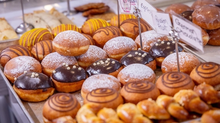 Sugar-dusted paczki